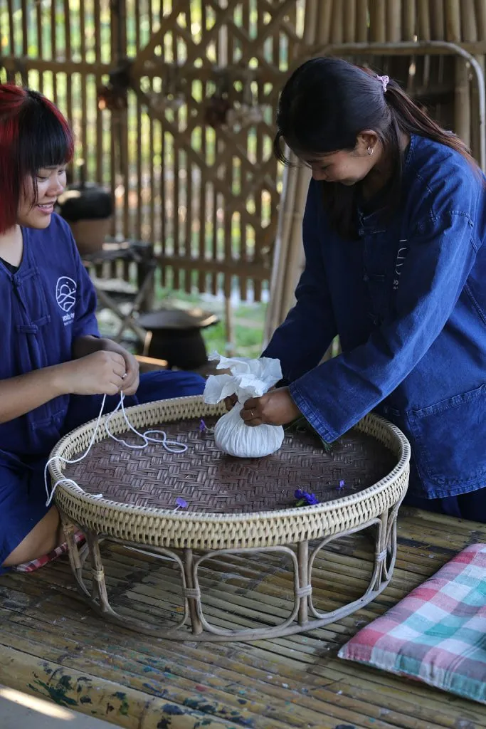 Thai herbs & indigo tie-dye / สมุนไพรและย้อมคราม