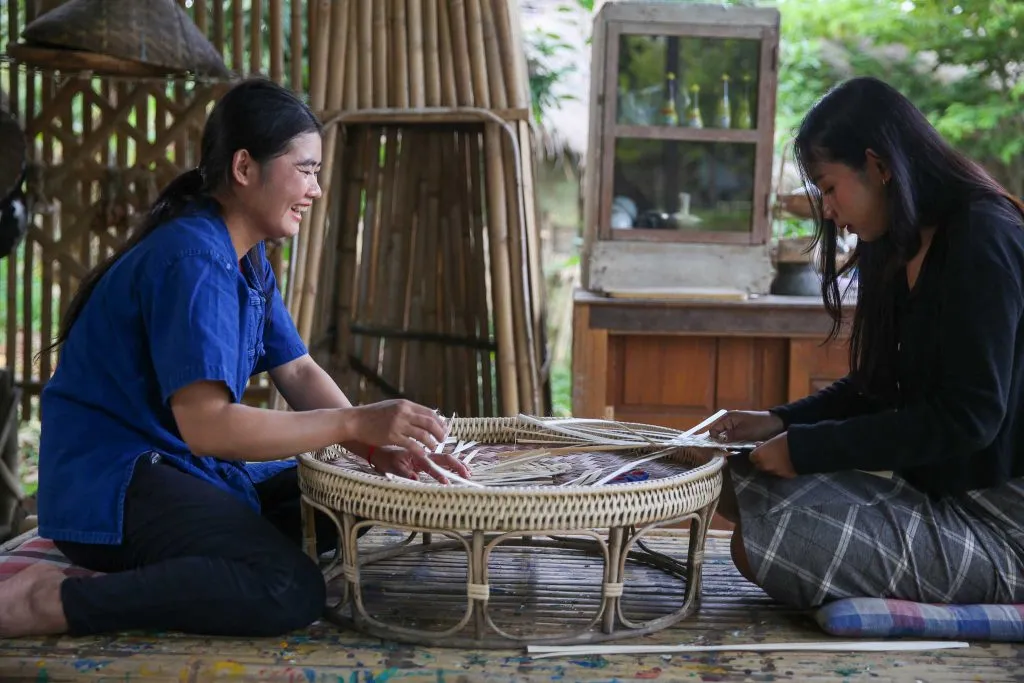 Bamboo fan weaving / สานพัดไม้ไผ่