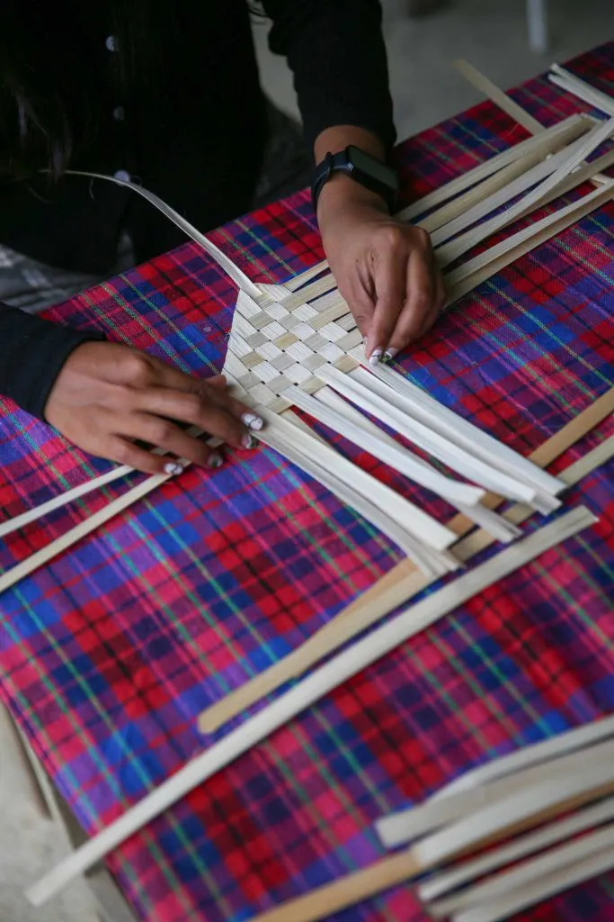 Bamboo fan weaving / สานพัดไม้ไผ่