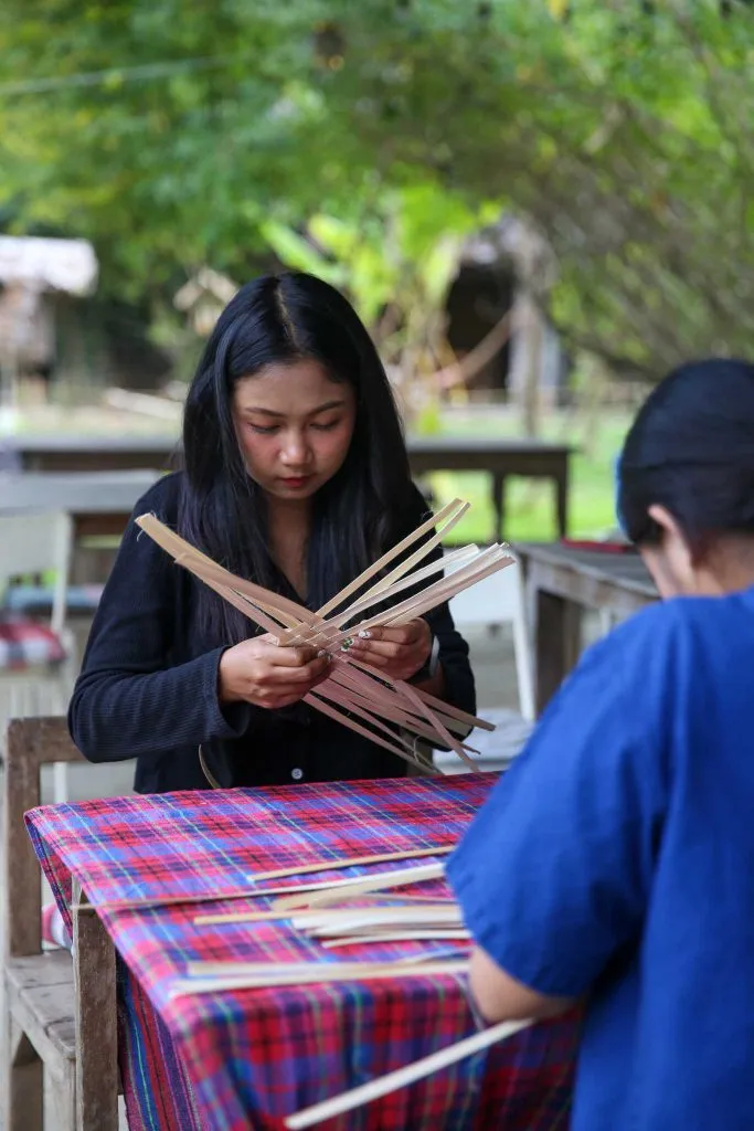 Bamboo fan weaving / สานพัดไม้ไผ่