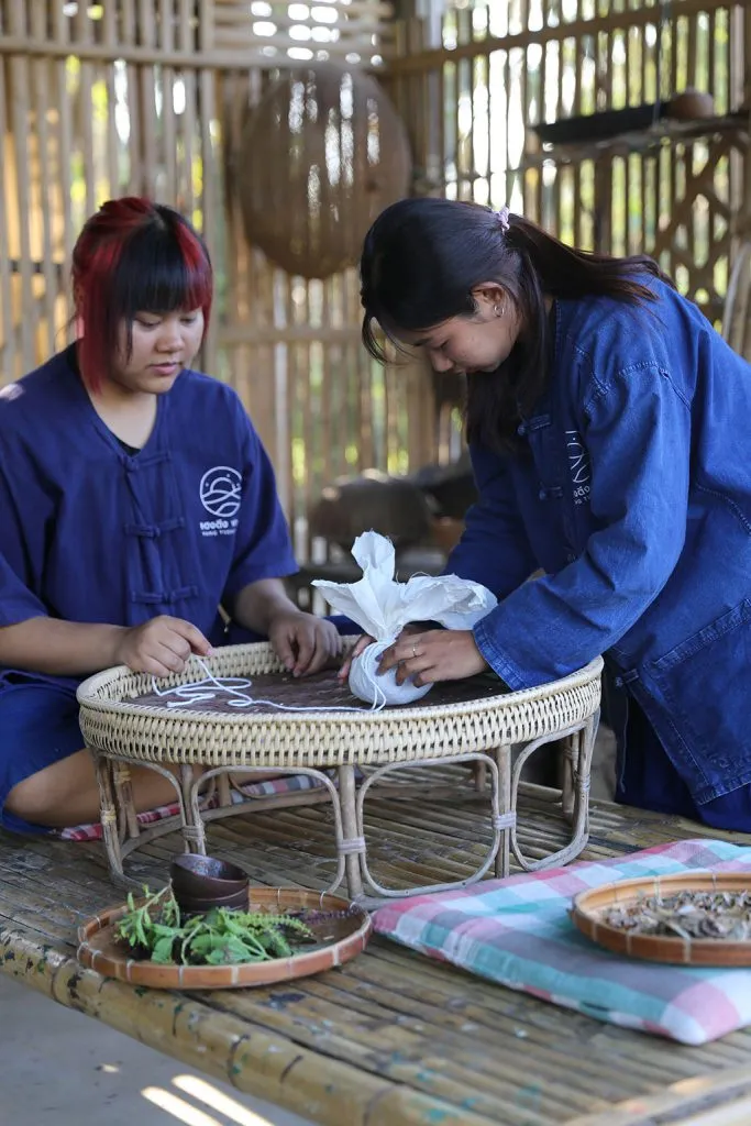 Thai herbs & indigo tie-dye / สมุนไพรและย้อมคราม