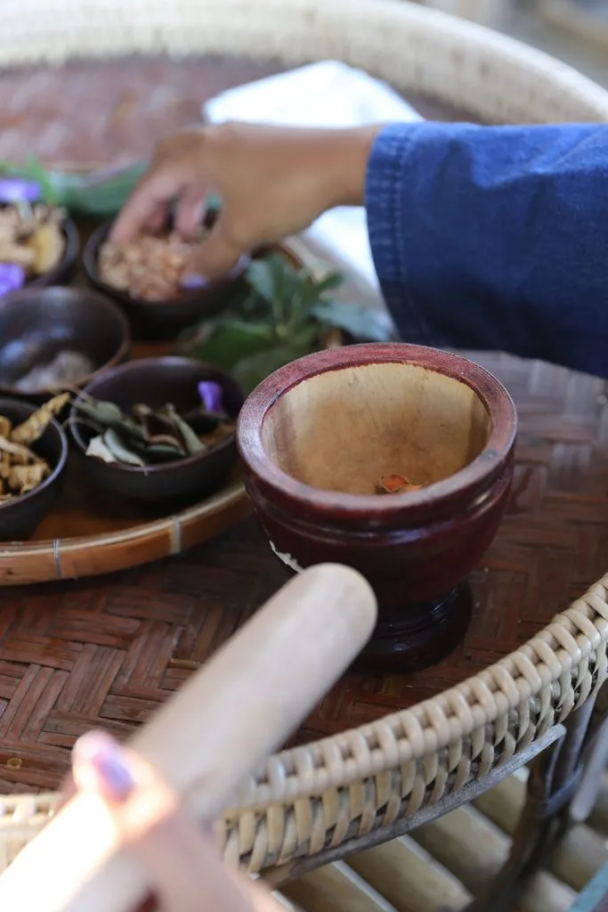 Thai herbs & indigo tie-dye / สมุนไพรและย้อมคราม