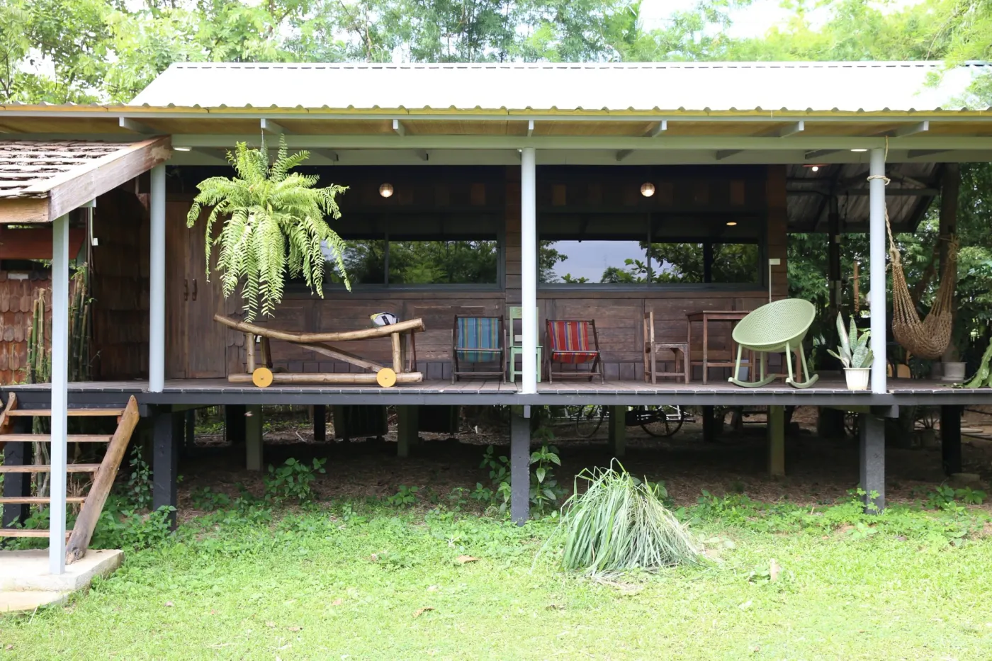 Green farm cottage at Hang Tueng Farmstay Chiang Mai / บ้านพักท่ามกลางสนามและต้นไม้เขียวที่แฮงตึงฟาร์ม