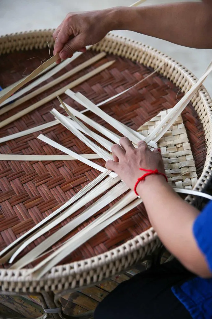 Bamboo fan weaving / สานพัดไม้ไผ่