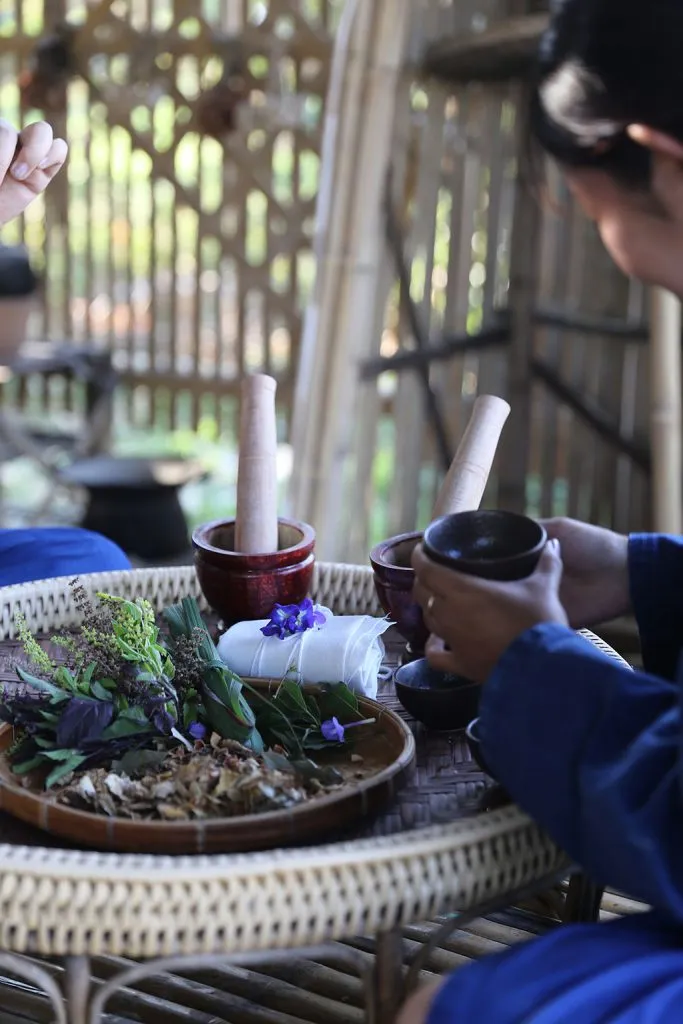 Thai herbs & indigo tie-dye / สมุนไพรและย้อมคราม