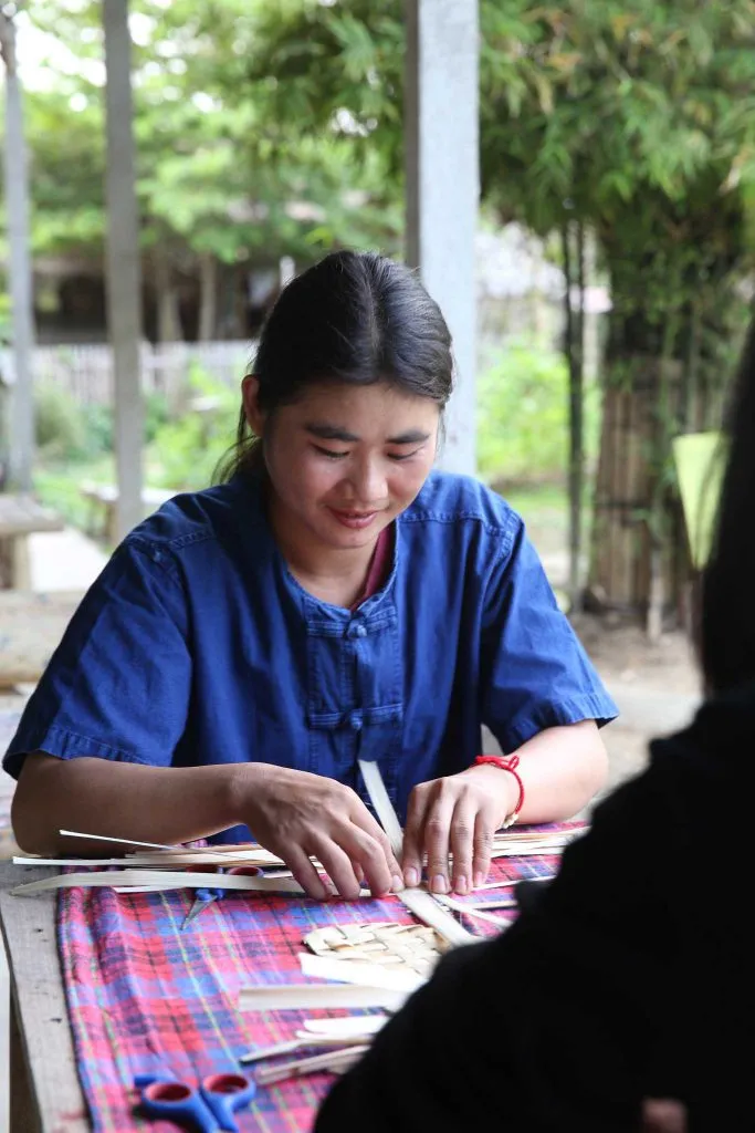 Bamboo fan weaving / สานพัดไม้ไผ่