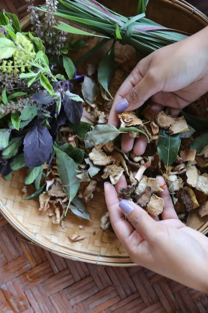 Thai herbs & indigo tie-dye / สมุนไพรและย้อมคราม