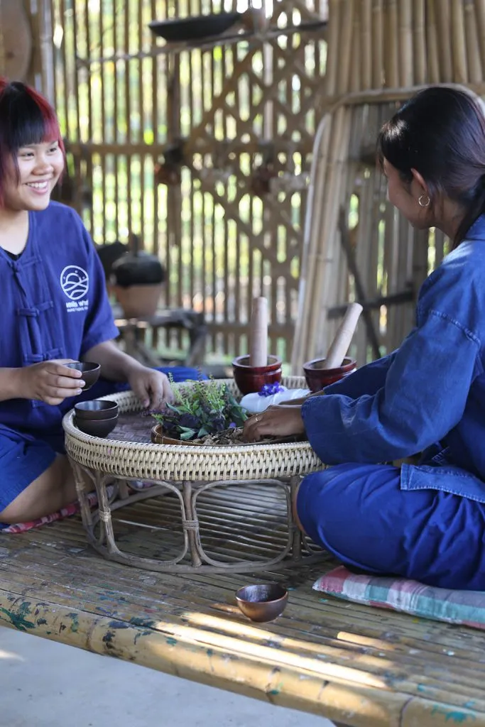 Thai herbs & indigo tie-dye / สมุนไพรและย้อมคราม