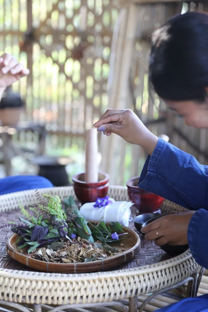 Thai herbs & indigo tie-dye / สมุนไพรและย้อมคราม